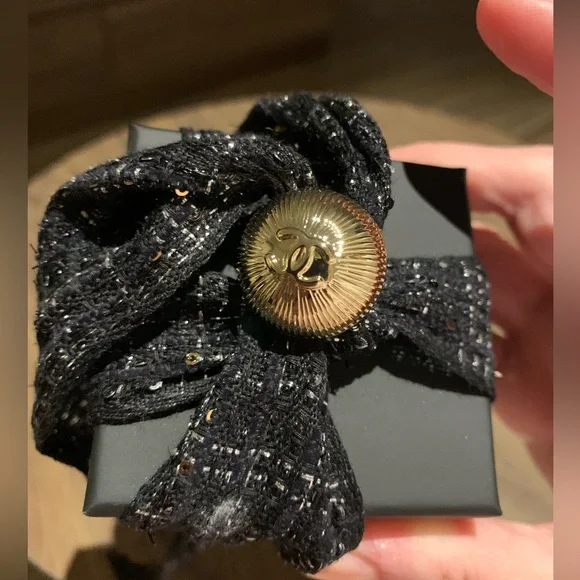 Absolutely stunning authentic brand new Chanel studs blue /crystals cc earrings - Picture 6 of 9